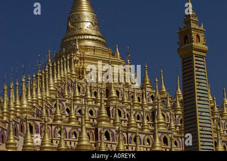 Thanboddhay Paya construit au 20ème siècle par Moehnyin Sayadaw dit contenir plus de 500000 images de Bouddha Monywa Rhône-Alpes Banque D'Images