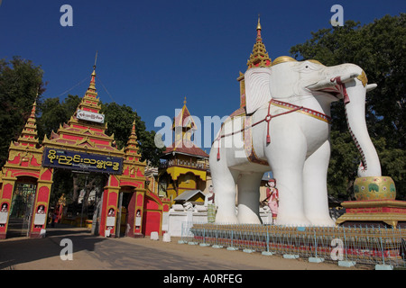 Les gardes éléphant blanc entrée de Thanboddhay Paya construit au 20ème siècle par Moehnyin Sayadaw dit contenir plus de 500000 Banque D'Images