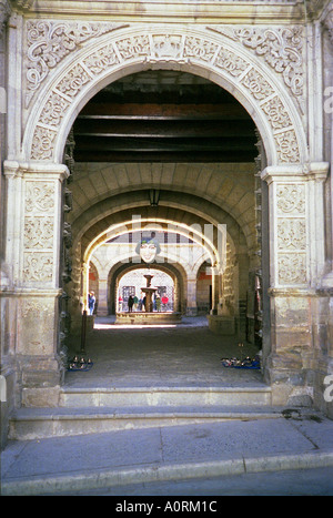 Avis de couleur caractéristique édifice colonial par série d'arches en pierre de Mysore, Karnataka Inde Asie du Sud Banque D'Images