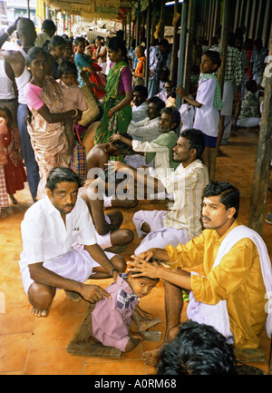 Groupe d'hindous colorés Hommes Femmes Enfants recueillir aligner la tête de rasage Palani célébration Tamil Nadu Inde Asie du Sud Banque D'Images