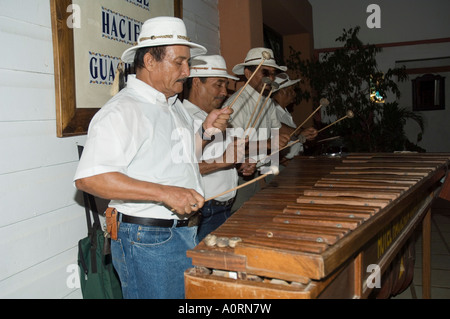 Musiciens jouant une type de xylophone Hacienda Guachipelin près de Parc National de Rincon de la Vieja Guanacaste Costa Rica Centre Banque D'Images