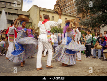 African man & woman danseurs effectuent ensemble en plein air vêtements traditionnels colorés Bogotá Colombie Amérique Latine du Sud Banque D'Images