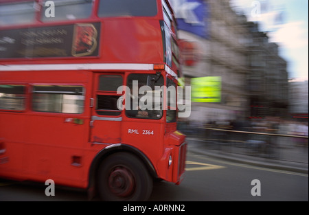 Routemaster bus dans Motion, Piccadilly Circus, Londres, UK Banque D'Images