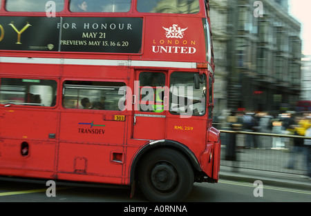 Routemaster bus dans Motion, Piccadilly Circus, Londres, UK Banque D'Images