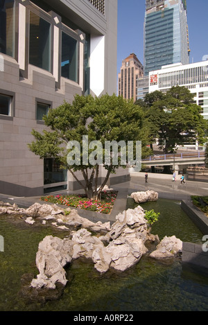 Dh CENTRAL HONG KONG Fontaine eau jardin à Bank of China building Ritz Carlton Tower block Banque D'Images