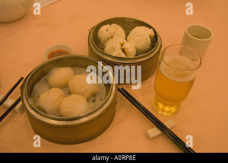 Dh dim sum Sha Tin HONG KONG Chine bamboo steamers baguettes verre de bière plat de nourriture chopstick steamer Banque D'Images