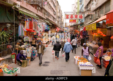 Tai Po dh street market TAIPO étal de fruits shop HONG KONG foules alley occupé vieille Chine Asie du marché Banque D'Images