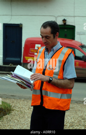 Postman fournit des lettres dans l'emplacement rural England UK Royal Mail Banque D'Images