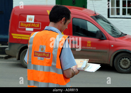 Postman fournit des lettres dans l'emplacement rural England UK Royal Mail Banque D'Images