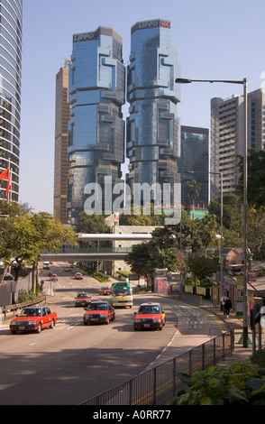 dh Cotton Tree Drive CENTRAL HONG KONG rouge taxis trafic et double Lippo tour de bloc de verre bâtiments tours route autoroute Banque D'Images