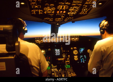 Les pilotes de Boeing 757 Cockpit tôt le matin Banque D'Images