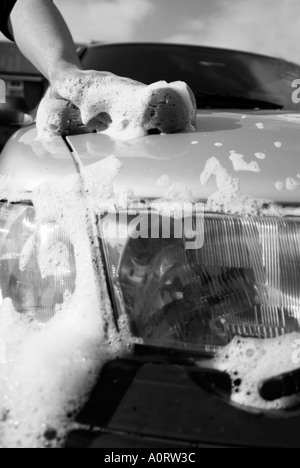 Laver sa voiture l'homme fier fierté propre lavage lavage de voiture de l'eau savonneuse polonais de l'eau savonneuse sale saleté route benne voiture Banque D'Images