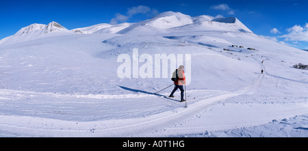 La voie d'Smuksjoseter vers Peer Gynt hytta et Mont Smiubelgen Rondane National Park Oppland Norvège Scandinavie Europe Banque D'Images