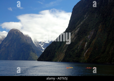 Les kayakistes de mer dans la magnifique Parc National de Fiordland Milford Sound, Nouvelle Zélande Banque D'Images