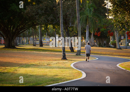 Walker tôt le matin sur l'Esplanade de Cairns, Far North Queensland Banque D'Images