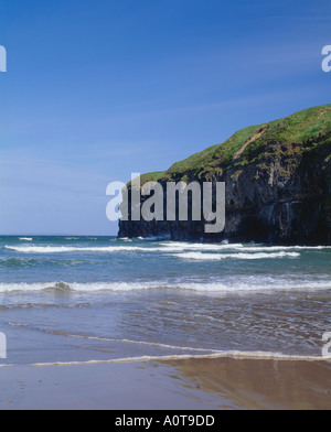 Les vagues de l'Atlantique sur une plage de sable fin sur la côte ouest pittoresque d'Irlande, Banque D'Images