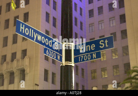 Photo de nuit d'intersection signe pour Hollywood Boulevard et de Vine Banque D'Images