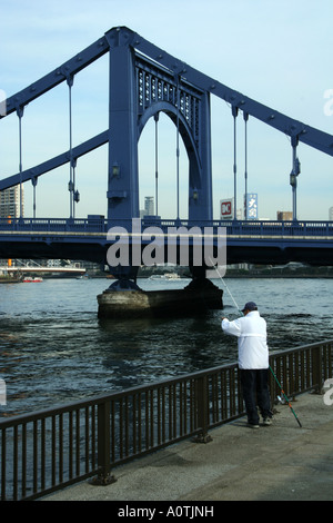 Pêcheur au pont Kiyosubashi, Tokyo Banque D'Images