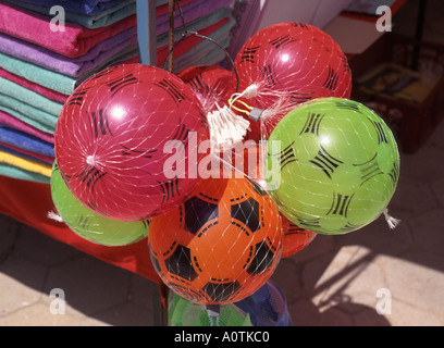 Algarve grappe de ballons en plastique de couleur vive en string bag en vente au magasin côté plage Banque D'Images