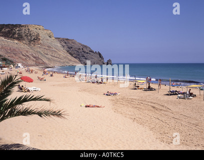 Algarve Praia da Luz plage de sable avec des gens de soleil le long du littoral Banque D'Images