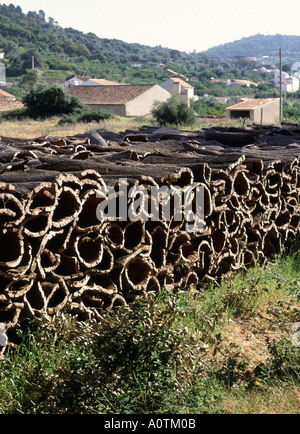 Écorce de liège comme matière première après le retrait de l'arbres de chêne liège au Portugal extérieur empilés Banque D'Images