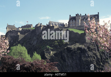 Ville de Château d'Edimbourg avec rose au printemps sur les arbres en fleurs et de l'union flag flying Banque D'Images