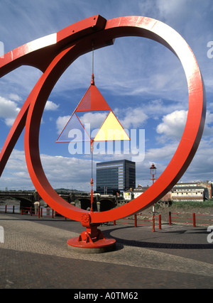 Sculpture par vague moderne Newport Peter Fink à côté de la rivière Usk ossature immeuble de bureaux modernes et road bridge Banque D'Images