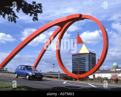 Sculpture par vague moderne Newport Peter Fink à côté de la rivière Usk ossature immeuble de bureaux modernes et road bridge Banque D'Images