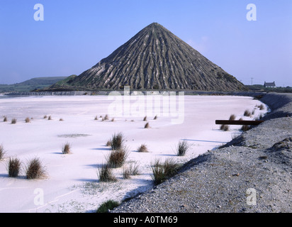 Photo d'archive historique de 2002 de Carluddon Tip* une 'Pyramide Cornish', monticule de déchets de l'industrie de l'argile de chine près de St Austell avec lac de boue blanche UK Banque D'Images