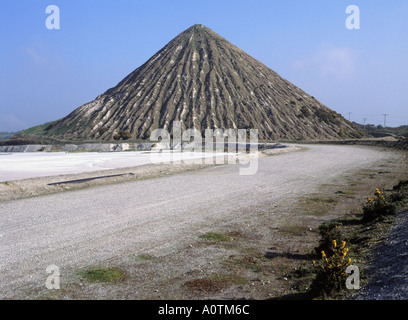 Photo d'archive historique de 2002 de Carluddon Tip* une 'Pyramide Cornish', monticule de déchets de l'industrie de l'argile de chine près de St Austell avec lac de boue blanche UK Banque D'Images