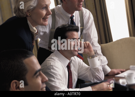 Un groupe de cadres, hommes, femmes, Afro-américains, Latino et de race blanche d'avoir une discussion animée au cours d'une réunion d'affaires Banque D'Images