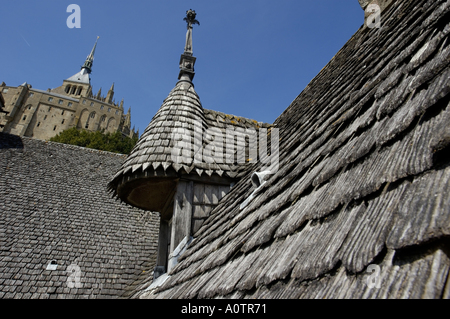 Maison typique de la vieille ville entourant le Mont Saint-Michel, un monastère médiéval fortifié sur une île en Normandie, France. Banque D'Images