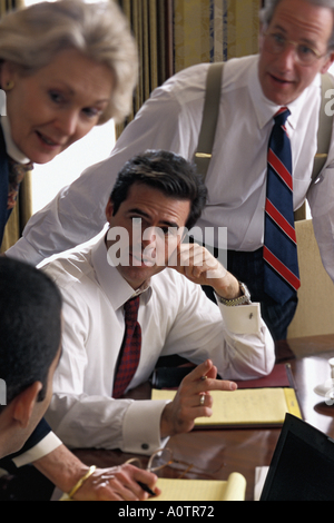 Un groupe de cadres, hommes, femmes, Afro-américains, Latino et de race blanche d'avoir une discussion animée au cours d'une réunion d'affaires Banque D'Images