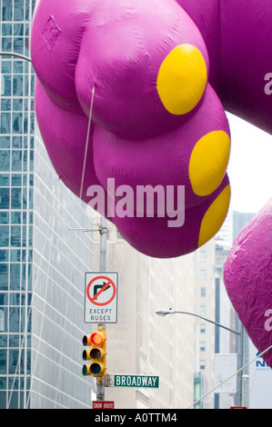 Barney le dinosaure ballon passe sur Broadway dans le 2005 Macy's Thanksgiving Day Parade à New York City Banque D'Images