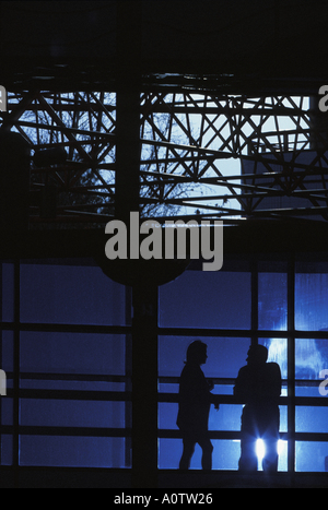 Silhouette d'hommes et de femmes cadres d'entreprises en réseau dans un immeuble de bureaux atrium afin Banque D'Images