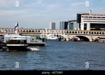 Seine River Paris France ,piscine flottante Joséphine Baker, Port de la Gare, Quai de la Gare Banque D'Images