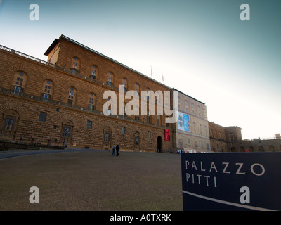 Palazzo Pitti vu de Piazza de Pitti à Florence Toscane Italie Banque D'Images