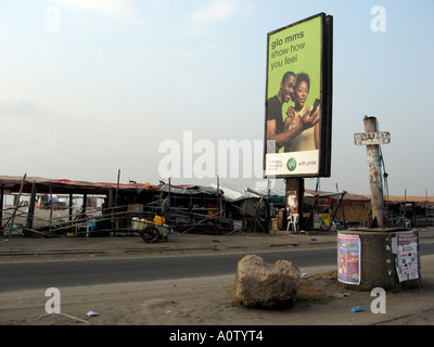 Carte téléphonique pré GLO payer la publicité et shanty bar sur la route côté plage à Lagos Banque D'Images