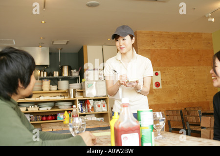 Waitress commande d'un client Banque D'Images