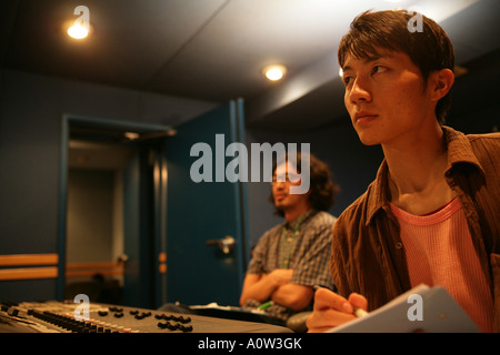 Deux jeunes hommes dans un studio d'enregistrement Banque D'Images