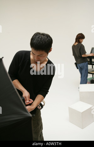 Close up of a young man adjusting le matériel d'éclairage dans un studio de cinéma Banque D'Images