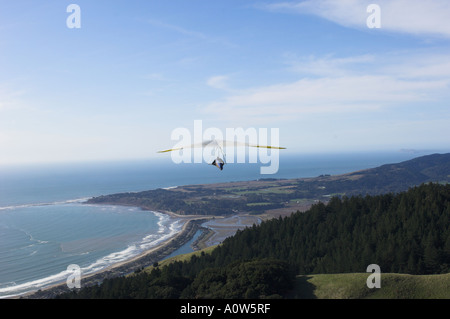 Planeur survolant la côte californienne Banque D'Images