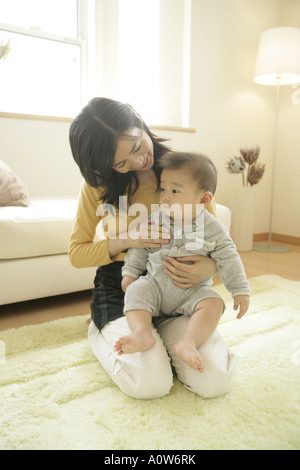 Mid adult woman holding son fils Banque D'Images