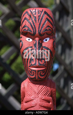 Tête de bois sculpture Maori à Rotorua, île du nord de Nouvelle-Zélande avec conception de tatouage facial Moko Banque D'Images