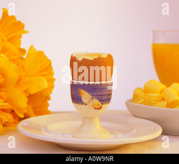 Oeuf dur réglage petit déjeuner avec jus d'orange Banque D'Images