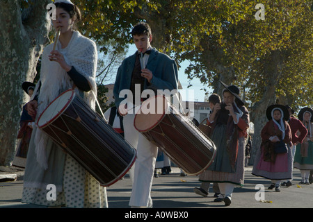 Provence Istres musicien en costume traditionnel provençal pendant un défilé avant Noël Banque D'Images