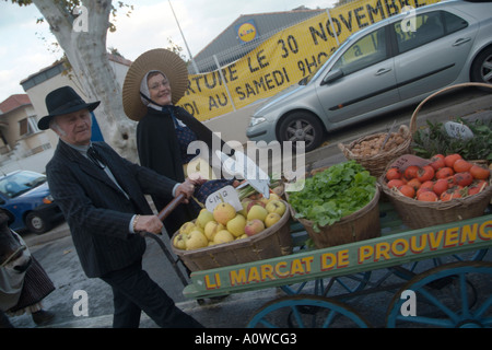 Provence Istres Personnes en costume traditionnel provençal pendant un défilé avant Noël Banque D'Images