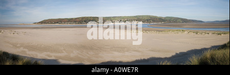 À la recherche sur le nord d'Afon Dyfi ou la rivière vers l'estuaire Dovey de Borth Aberdyfi sands Ceredigion Mid Wales UK Banque D'Images