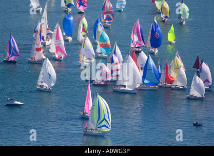 Vue aérienne. Yachts de course dans le Solent au large de l'île de Wight. Banque D'Images