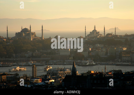 ISTANBUL AVEC SAINTE-SOPHIE ET LA MOSQUÉE BLEUE AU LOIN, TURQUIE. La voie navigable est la Corne d'Or et la photo est prise de Beyoglu Banque D'Images